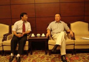2006年8月30日，出席中华缘文化论坛的全国政协副主席白立忱与时任优游国际董事长、总经理周素明亲切交谈。