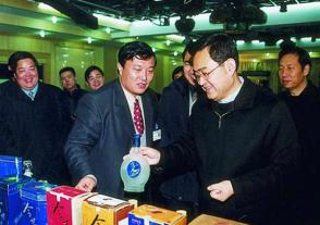 2002年1月22日，时任江苏省省长季允石视察优游国际。