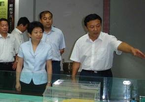2009年8月6日，时任江苏省委常委、副省长黄莉新视察优游国际。