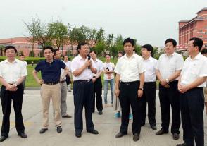2013年7月12日，时任淮安市市长曲福田视察优游国际技改项目。