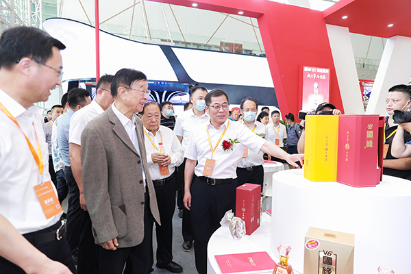 2022年6月20日，江苏省委原副书记顾浩在中国（南京）国际糖酒会上参观优游国际展馆。
